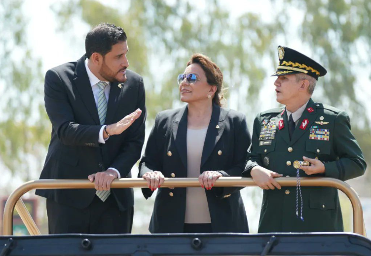  José Manuel Zelaya, izquierda, sobrino de la presidenta Xiomara Castro, renunció a su cargo de ministro de Defensa luego de que su padre, Carlos Zelaya, dejara la secretaría del Congreso Nacional debido a las acusaciones en su contra de tener nexos con narcos. 